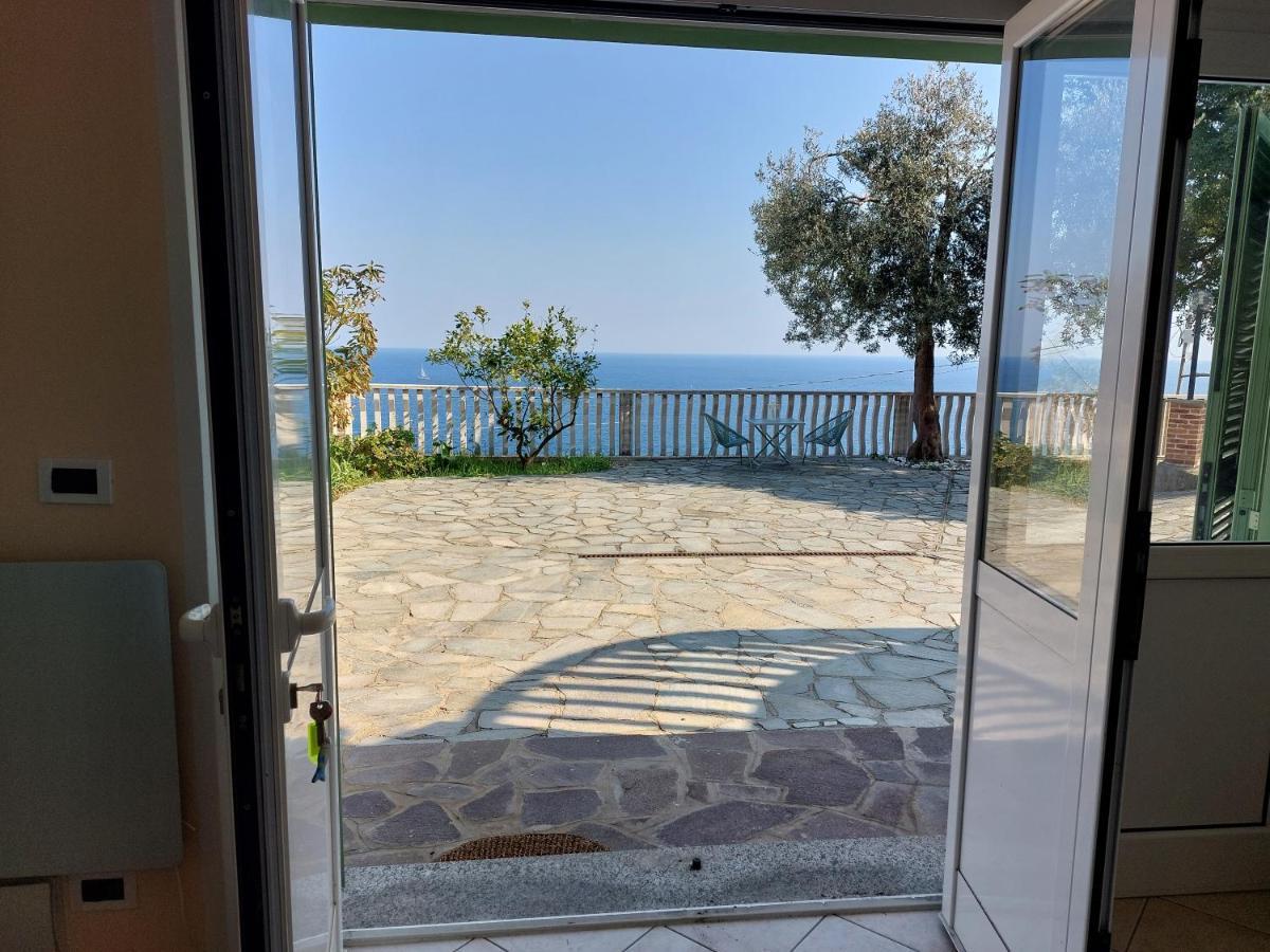 Ferienwohnung Una Finestra Sul Mare Monolocale Bergeggi Exterior foto